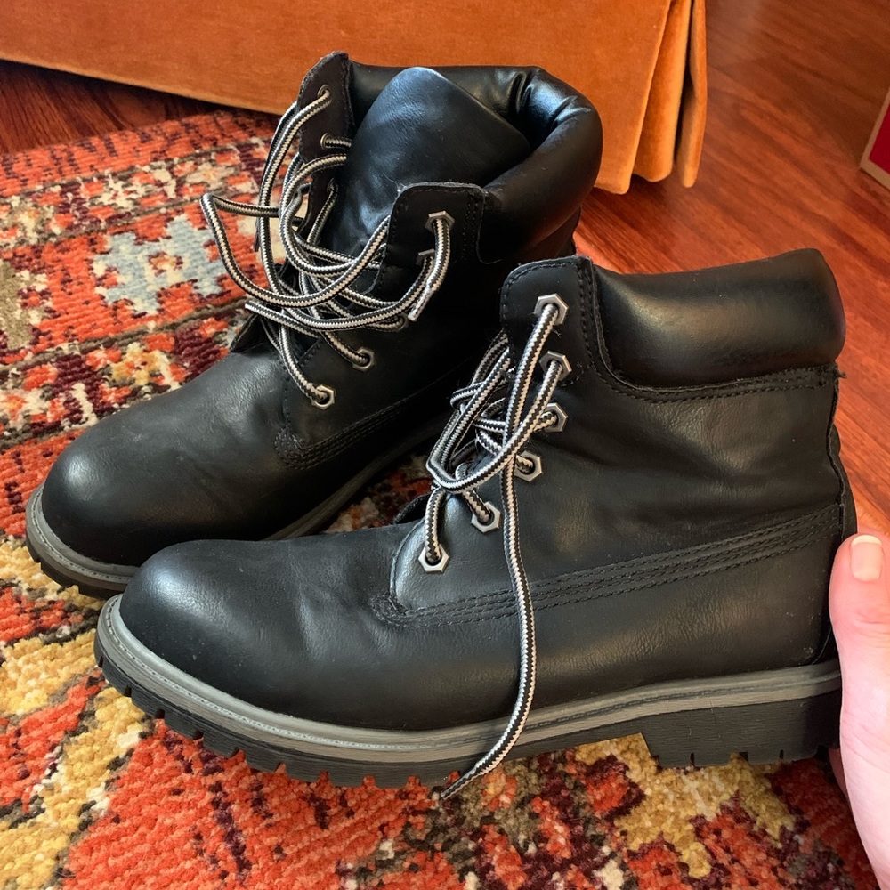 Black timberland look-a-like boots.